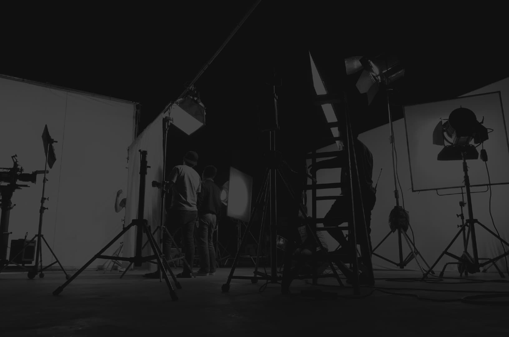 Set de producción audiovisual con luces y cámara