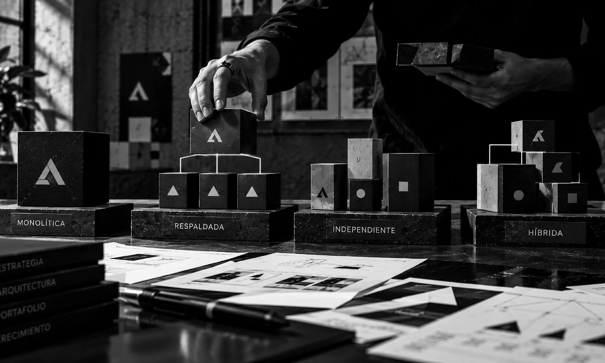 Modelos de arquitectura de marca con cubos sobre una mesa