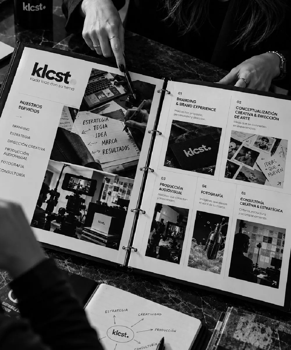 Manual de arquitectura de marca de klcst abierto sobre la mesa